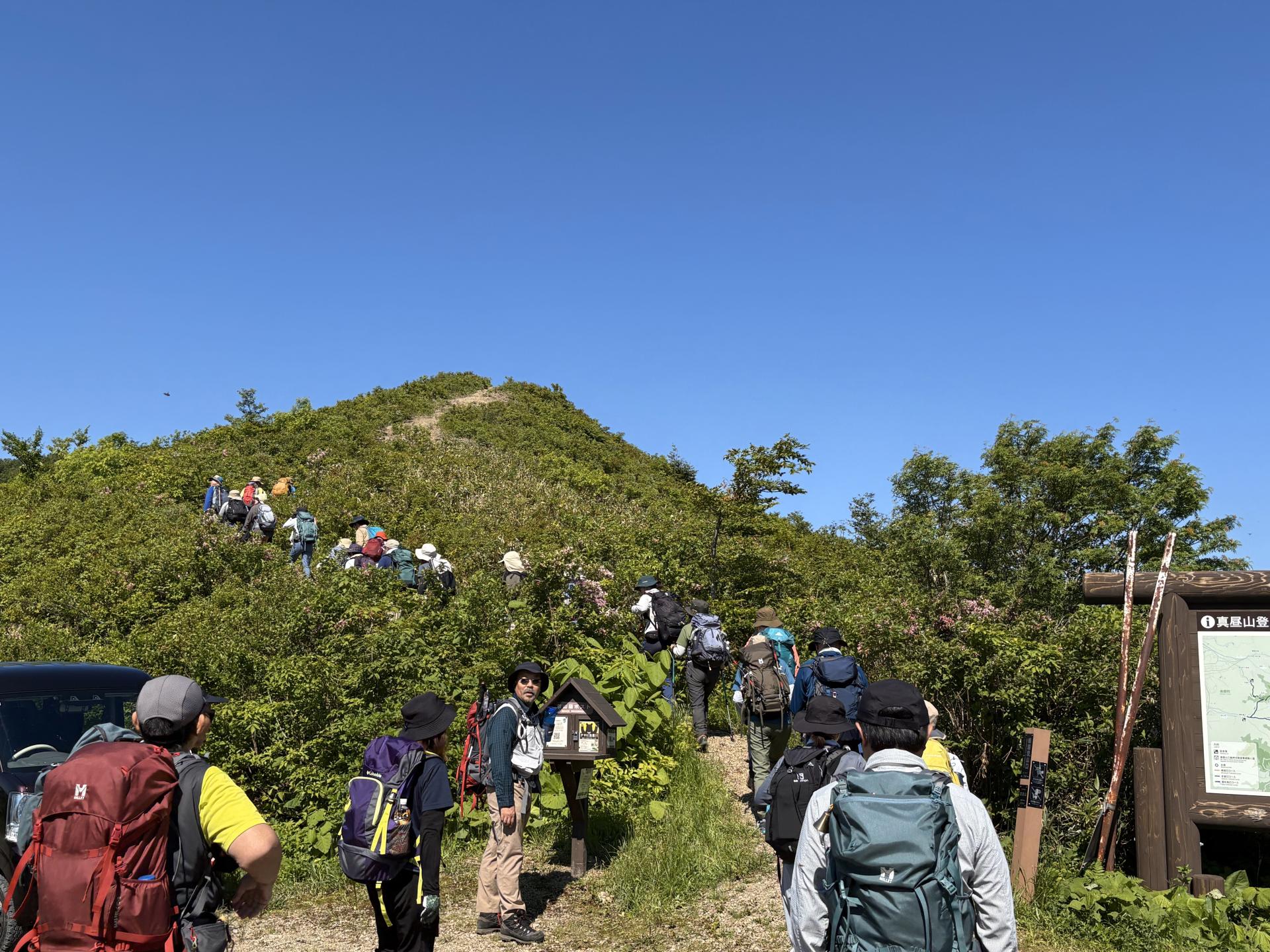 昨年の実技の様子、集合場所から順次登りはじめる受講者たち